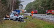 DK60: Auto osobowe zmiażdżone po zderzeniu z ciężarówką