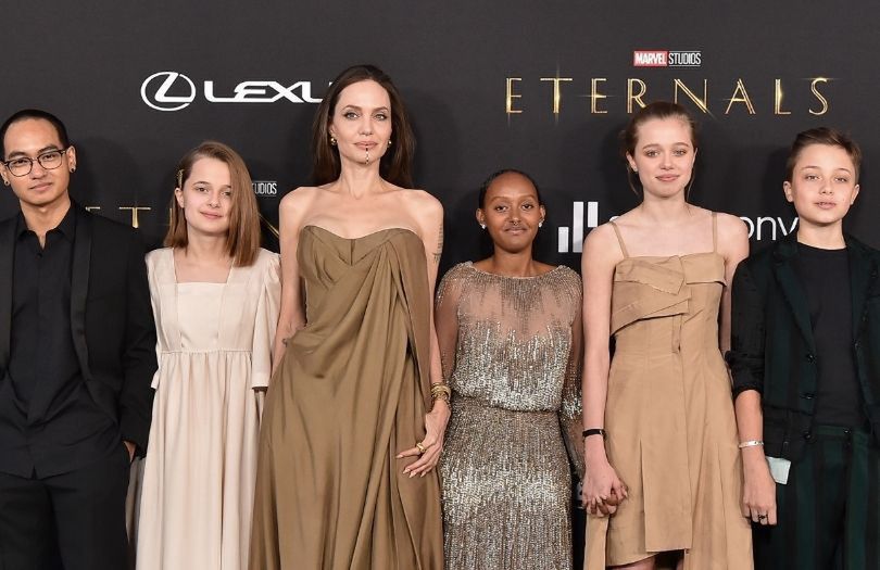 Angelina Jolie pozuje na premierze z piątką dzieci