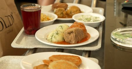 Turyści stali w kolejkach, by zjeść w tym barze mlecznym. Cena za obiad robi wrażenie