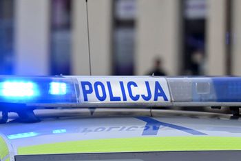 Uczeń rzucił się na nauczycielkę. Interwencja policji