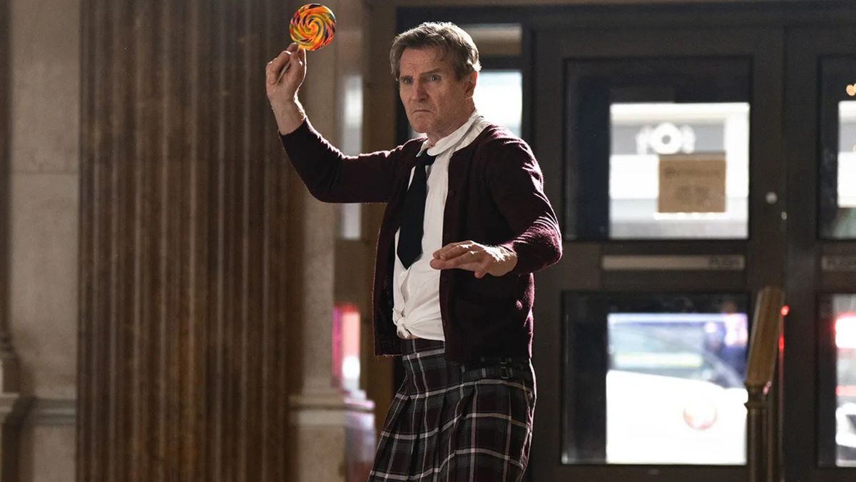 Liam Neeson w filmie "Naga broń"