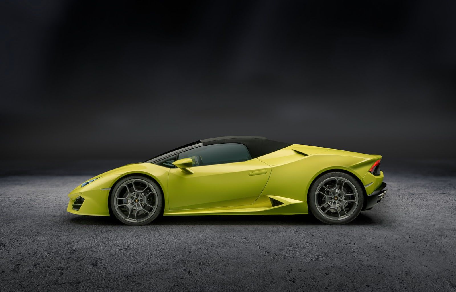 Jak przystało na rasowego Spydera, Lamborghini Huracán RWD otrzymał miękki dach w kolorze czarnym. Można go otworzyć w czasie 17 sekund nawet podczas jazdy z prędkością do 50 km/h. Profil samochodu jest nieco inny niż w odmianie zamkniętej, a zatem w nadwoziu pojawiło się kilka otworów i detali mających na celu optymalizację napełniania jednostki napędowej powietrzem oraz przepływ powierza wokół nadwozia. Co ciekawe, w miękkim dachu można elektrycznie opuścić tylną szybkę, aby lepiej słyszeć charakterystyczny dźwięki 5,2-litrowego V10.