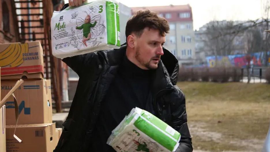 Łukasz Grabarczyk podczas pakowania darów dla szpitali w Ukraini