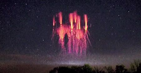 Czerwone duszki w Chinach. Niezwykłe i rzadkie zjawisko na niebie
