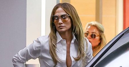 Naburmuszona Jennifer Lopez taksuje przechodniów lodowatym spojrzeniem, dzierżąc torebkę za KILKASET TYSIĘCY złotych