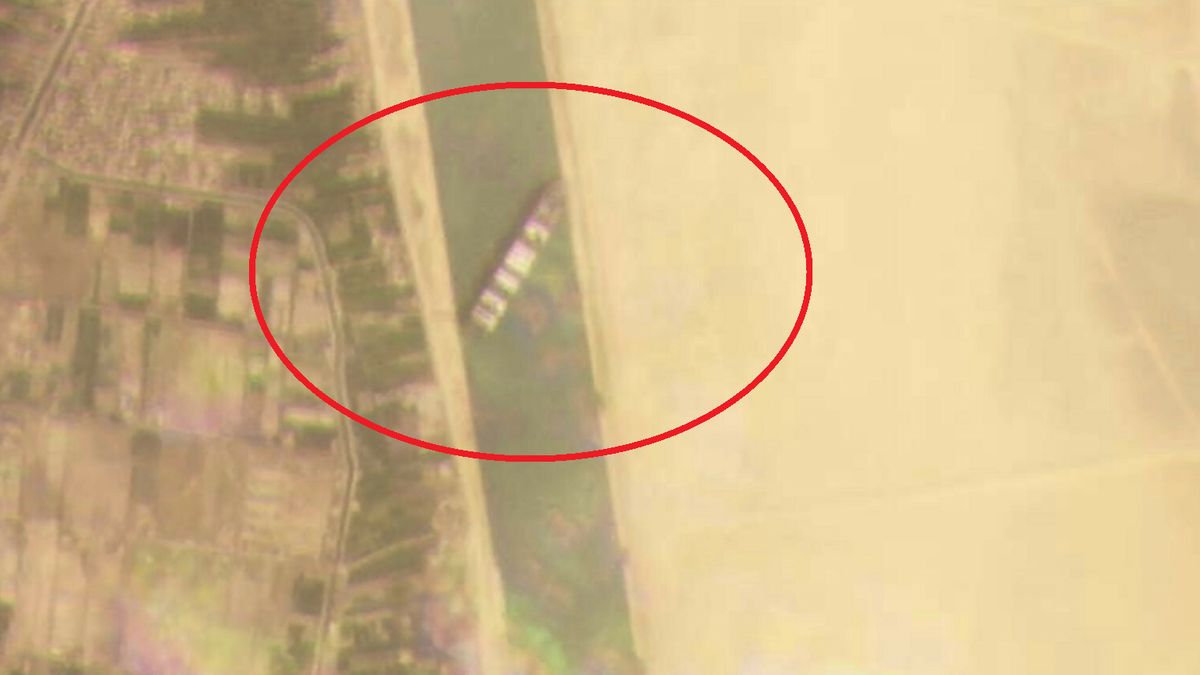 Jeden z największych na świecie kontenerowców zablokował cały ruch w egipskim Kanale Sueskim