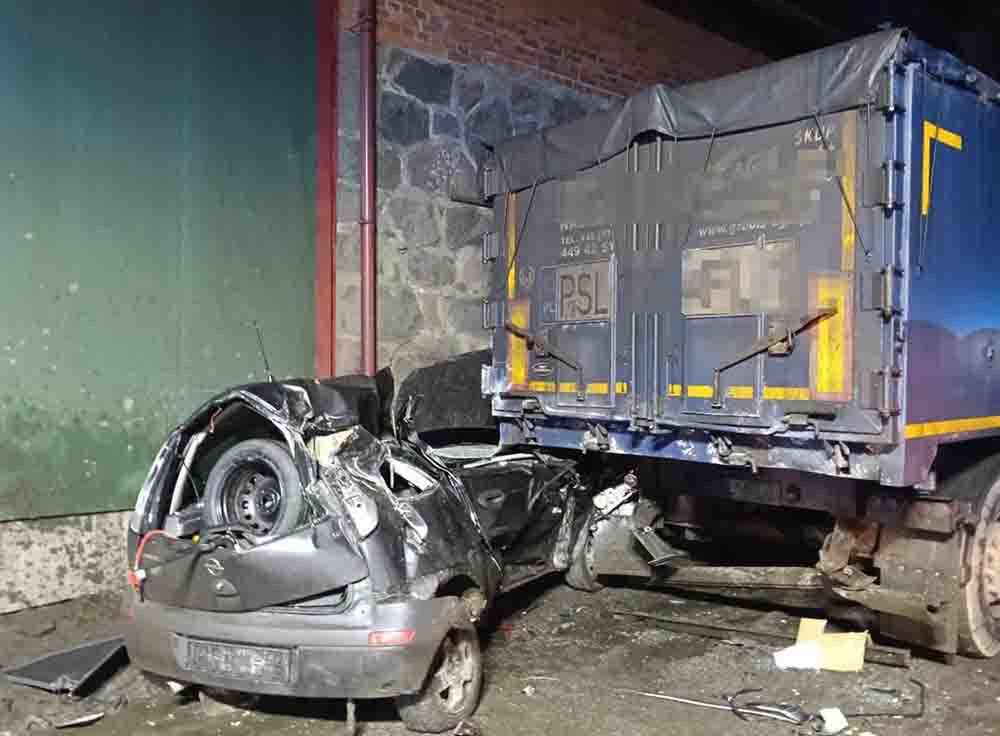 Rąbczyn: Opel uderzył w naczepę. Kierowca zginął na miejscu