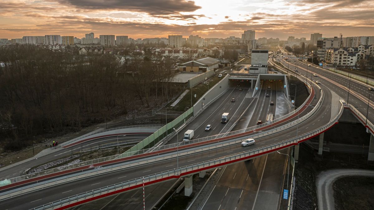 Wschodni wylot  nowego tunelu Południowej Obwodnicy Warszawy oraz węzeł drogowy Ursynów Wschód trasy S2.