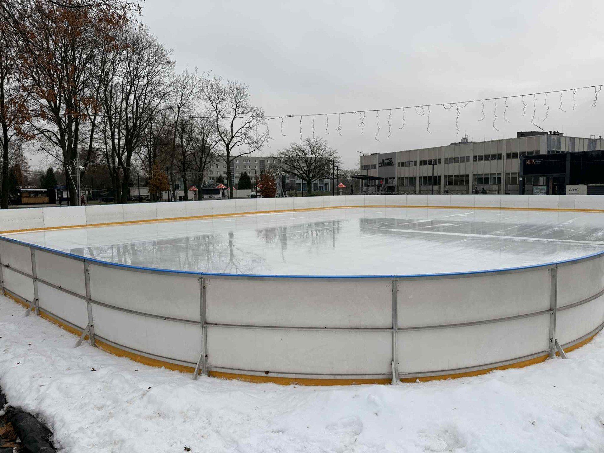 Mobilne lodowisko o powierzchni 800 m2 jest zlokalizowane jest na skwerze przed budynkiem NCK, tuż obok placu Centralnego