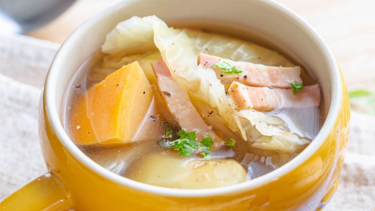 Zupa kapuściana z dodatkiem boczku