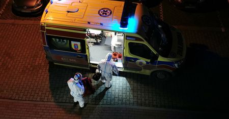 Najczęstsze objawy COVID-19. Ratownik o pacjentach karetek