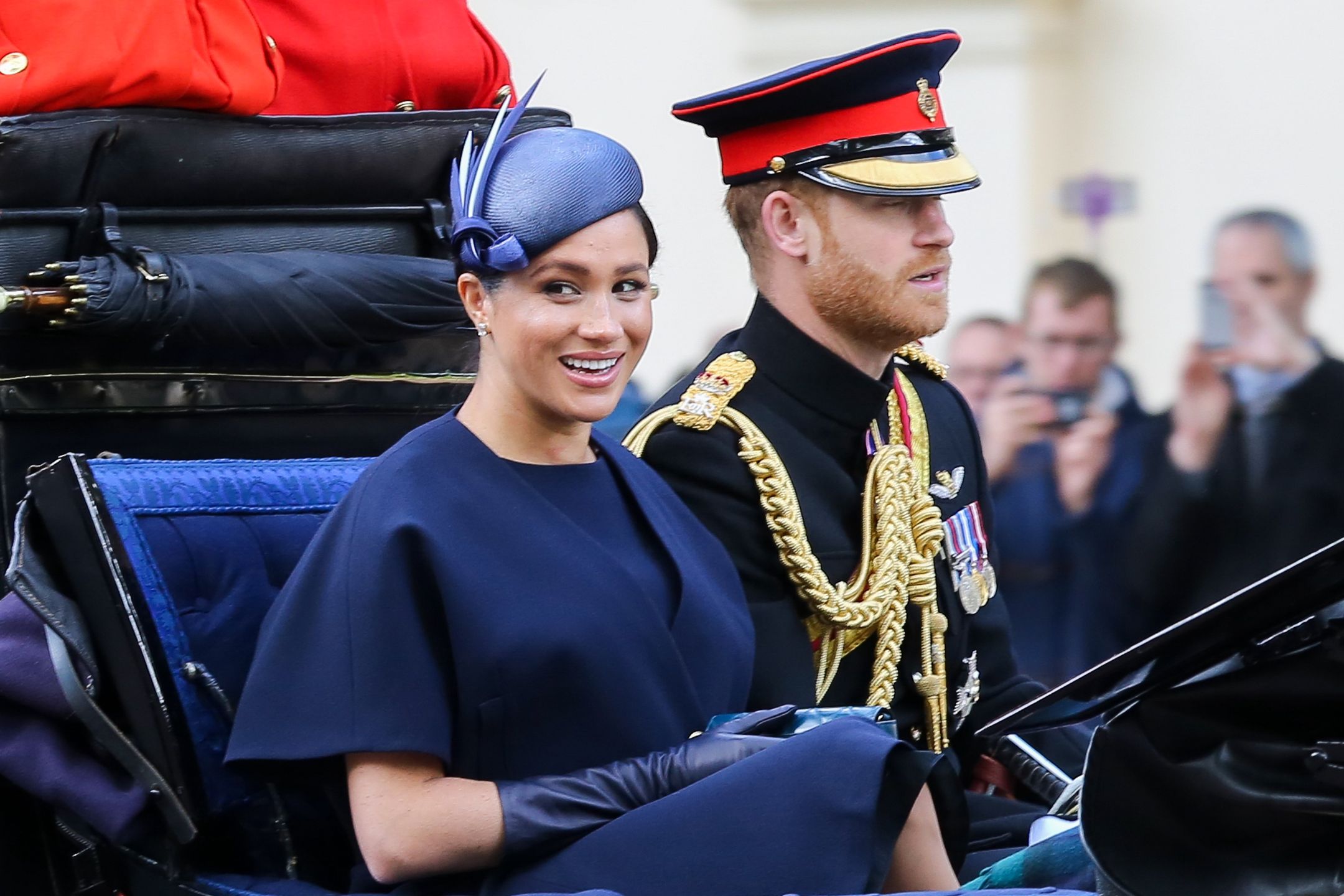 Harry instruował Meghan podczas oficjalnych uroczystości? Ekspertka potwierdza słowa eksroyalsów