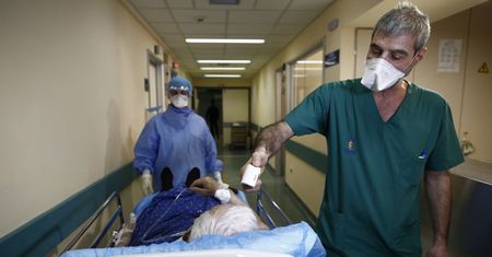 Koronawirus w Anglii. Co dziesiąty zgon na COVID-19 dotyczył "zdrowych" osób