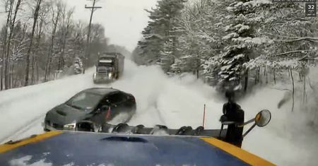 Pług przeciął auto na pół. Przerażające nagranie