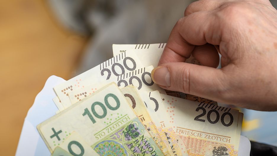 Ci emeryci muszą oddać "trzynastki"
