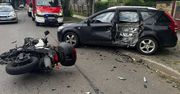 Groźny wypadek w Tarnowskich Górach. Samochód zderzył się z motocyklem. Droga jest zablokowana