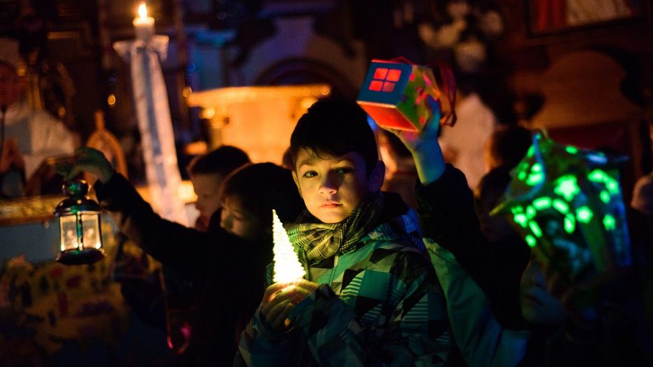 Dzieci uczestniczące w mszy św. roratniej