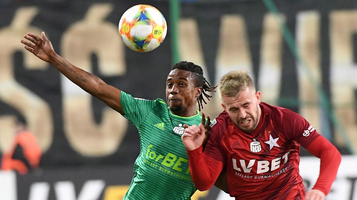 PAP / Jacek Bednarczyk / Na zdjęciu: piłkarz Wisły Kraków Rafał Pietrzak (z prawej) i Lubambo Musonda (z lewej) ze Śląska Wrocław