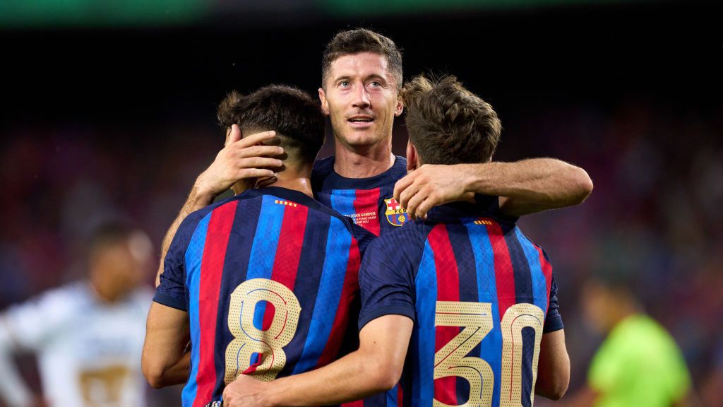 Getty Images / Alex Caparros / Na zdjęciu: Robert Lewandowski oraz Pedri i Gavi
