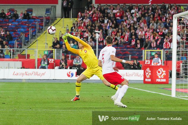 Wojciech Szczęsny podczas interwencji na przedpolu