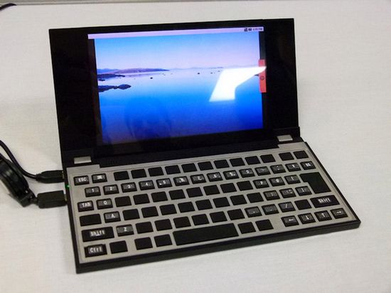 Netbook z ekranem OLED 1