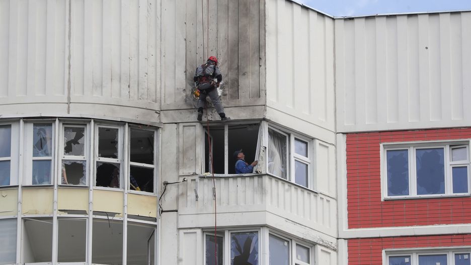 Russian capital Moscow targeted by drone attacks
epa10663067 Workers repare a damaged residential building following a reported drone attack in Moscow, Russia, 30 May 2023. An unmanned aerial vehicle (UAV) attack caused 'minor' damage to several buildings and no serious injuries following a drone strike in the Russian capital, Moscow Mayor Sergei Sobyanin wrote on telegram. 'This morning, the Kyiv regime launched a terrorist attack with unmanned aerial vehicles on facilities in the city of Moscow', said the Russian Defence Ministry blaming the attack on Ukraine. The Russian military intercepted eight drones targeting facilities in the city of Moscow, the defense ministry added.  EPA/MAXIM SHIPENKOV 
Dostawca: PAP/EPA.
MAXIM SHIPENKOV