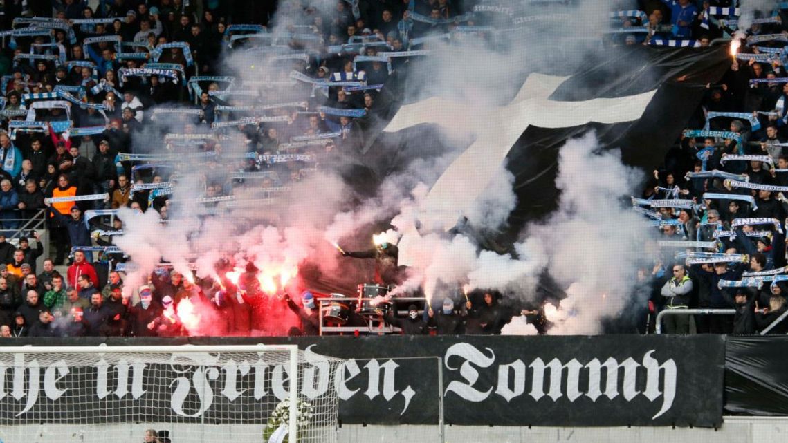 Zdjęcie okładkowe artykułu: Twitter / Twitter / Na zdjęciu: kibice Chemnitzer FC