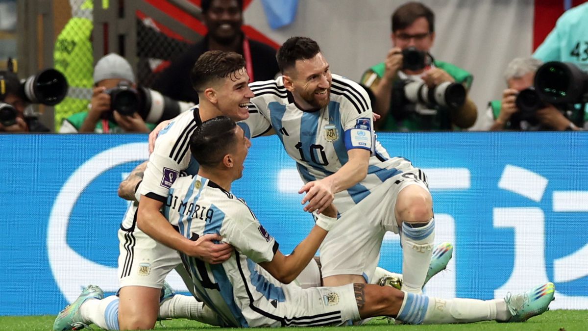 Angel Di Maria, Julian Alvarez i Lionel Messi cieszą się z gola