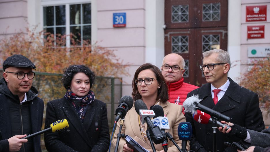 Warszawa, 21.11.2023. Kamila Gasiuk-Pihowicz (C) i Robert Kropiwnicki (L) z Koalicji Obywatelskiej, Tomasz Zimoch z Polski 2050 (2P), oraz Anna Maria Żukowska z Nowej Lewicy (2L) i przedstawiciel Senatu Krzysztof Kwiatkowski (P) podczas konferencji prasowej przed siedzibą Krajowej Rady Sądownictwa w Warszawie, 21 bm. We wtorek odbędzie się pierwsze posiedzenie Krajowej Rady Sądownictwa z nowymi przedstawicielami Sejmu. (ad) PAP/Leszek Szymański