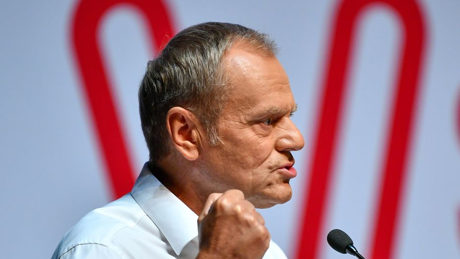 Gdańsk, 31.08.2023. Przewodniczący Platformy Obywatelskiej Donald Tusk podczas wydarzenia "Samorządowcy w wyborach parlamentarnych", 31 bm. w audytorium Europejskiego Centrum Solidarności w Gdańsku. (ad) PAP/Adam Warżawa