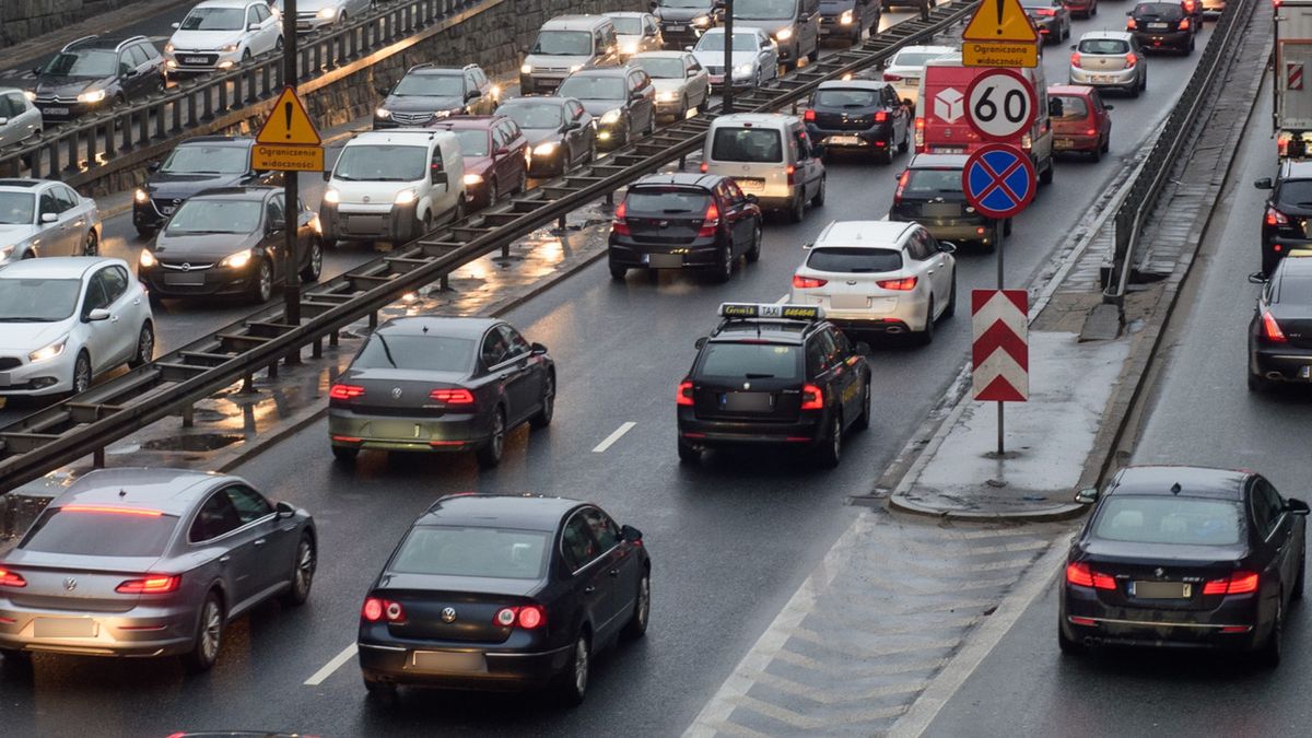 Mniejsza liczba klientów i duże wydatki rozwojowe - to rpzepis na kłopoty producentów aut