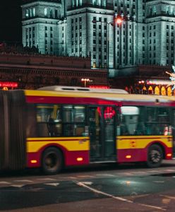 Do autobusu wsiadła staruszka. Kierowca od razu wezwał służby