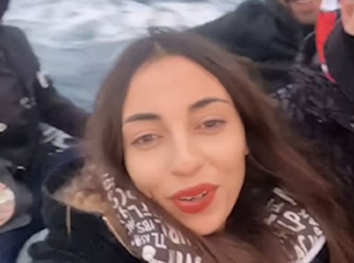 Influencerka nagrała podróż na pontonie.