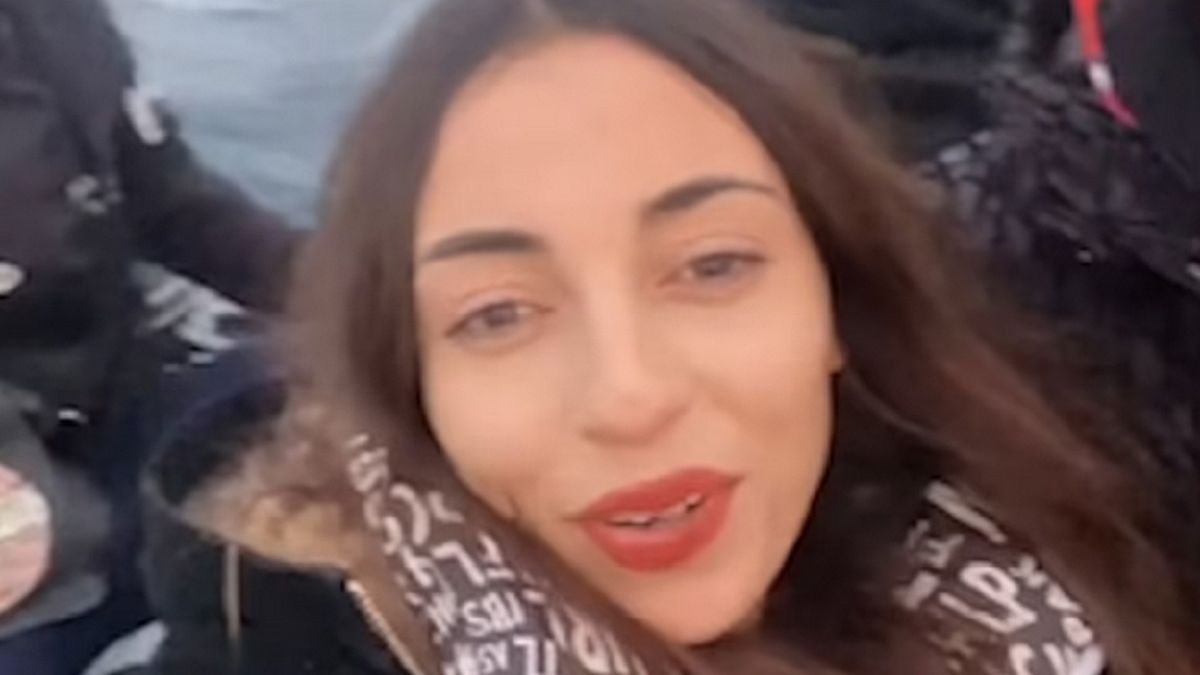 Influencerka nagrała podróż na pontonie.