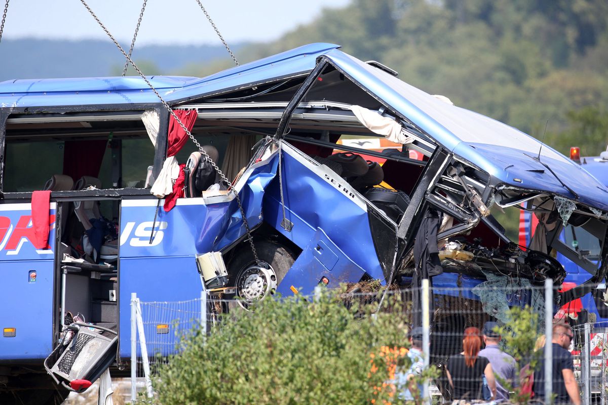 Na zdjęciu wrak polskiego autokaru, który rozbił się w sobotę w Chorwacji
