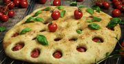 Focaccia z pomidorkami. Poczuj się jak na wakacjach we Włoszech