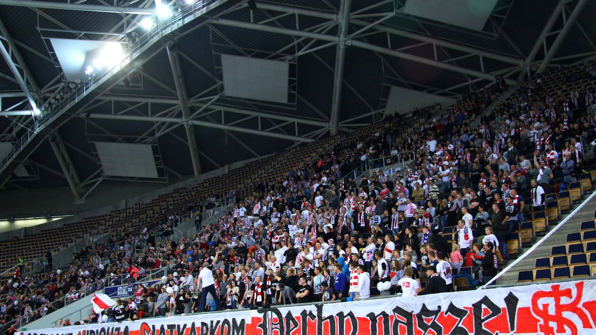 Kibice ŁKS Commercecon Łódź podczas derbów miasta w LSK Był to mecz z najwyższą frekwencją w sezonie