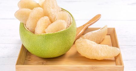 Pomelo – co to za owoc i czy warto go jeść?