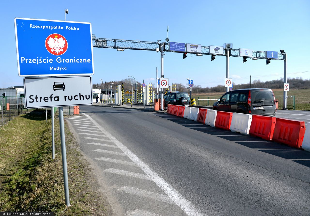 Niektóre przejścia graniczne są zamknięte, a te zachodnie i południowe mają przywrócone kontrole.