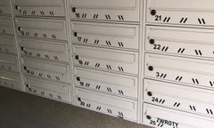 Widzisz "R" na skrzynce? Ta naklejka skrywa ważną informację