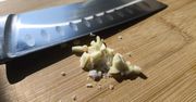 Koniecznie posól czosnek przed siekaniem. Za ten patent Gordon Ramsey powinien dostać złoty medal