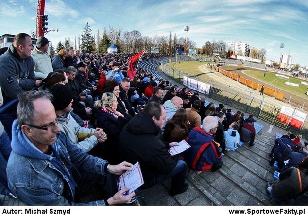 Kibice Polonii mecze swoich ulubieńców oglądają w niezbyt komfortowych warunkach