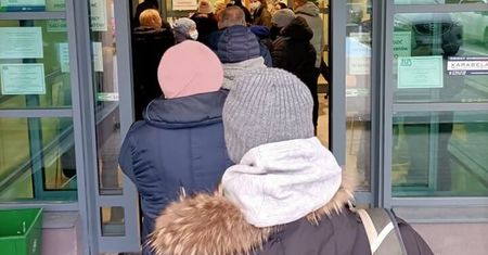 W piątek ZUS był zamknięty. Dziś przed placówką utworzyła się duża kolejka