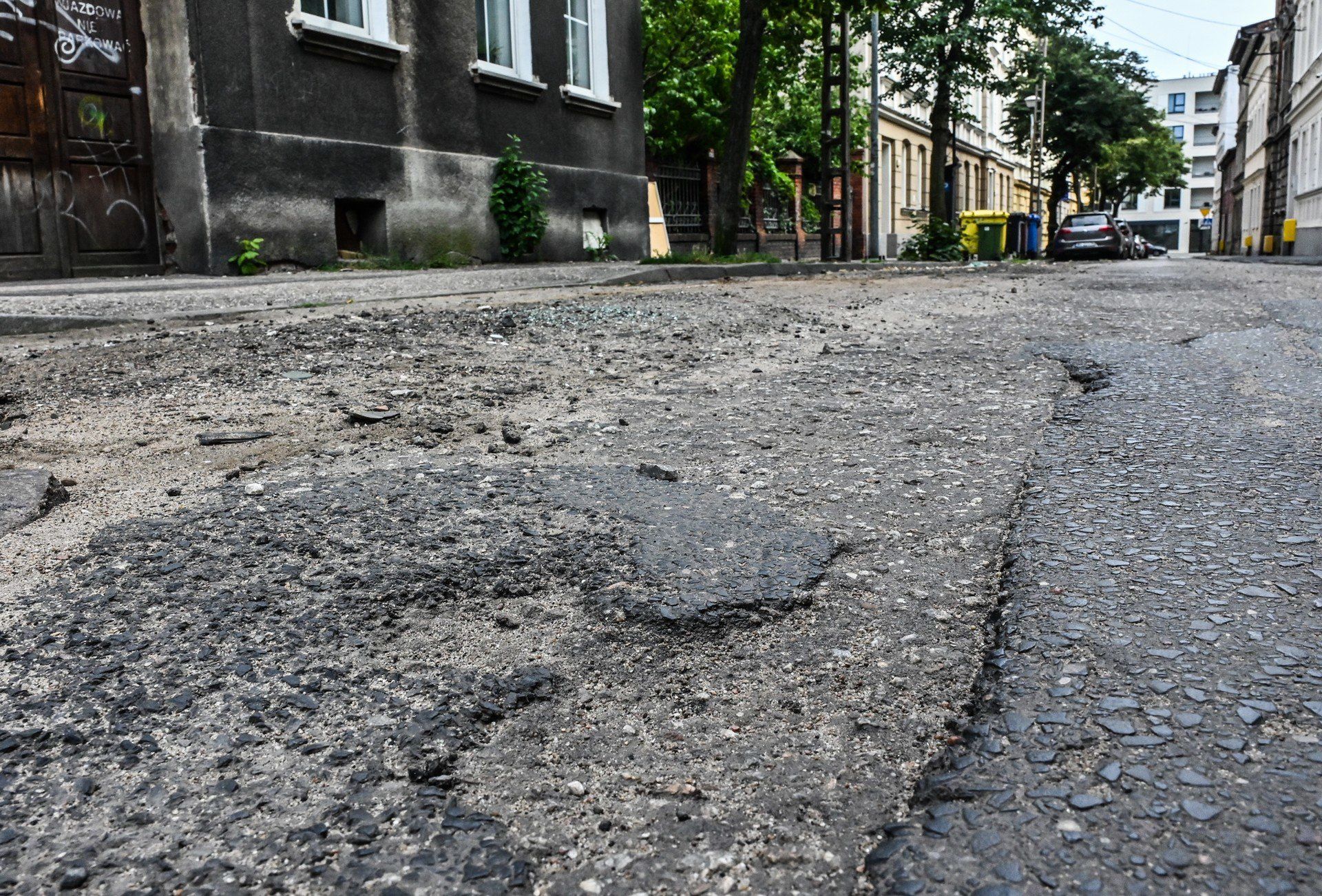 Czytelnik alarmuje, że tak po pracach wygląda Łokietka. Drogowcy przekazują, że roboty nie są jeszcze skończone.