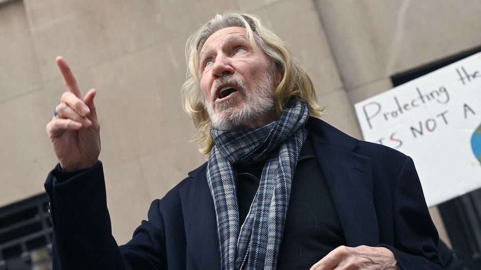 Roger Waters na prote?cieMusician Roger Waters, co-founder of the rock band Pink Floyd, speaks at a rally for U.S, Human Rights lawyer Steven Donzinger, to mark his 500th day under house arrest, New York, NY, December 18, 2020. The rally was held across the street from Attorney Donzinger's NYC residence, confined to his Manhattan apartment for the past 500 days on a contempt charge stemming from a case involving a $9.5 billion judgment against Chevron in 2013, for environmental devastation in Ecuador.   (Photo by Anthony Behar/Sipa USA)Anthony Behar