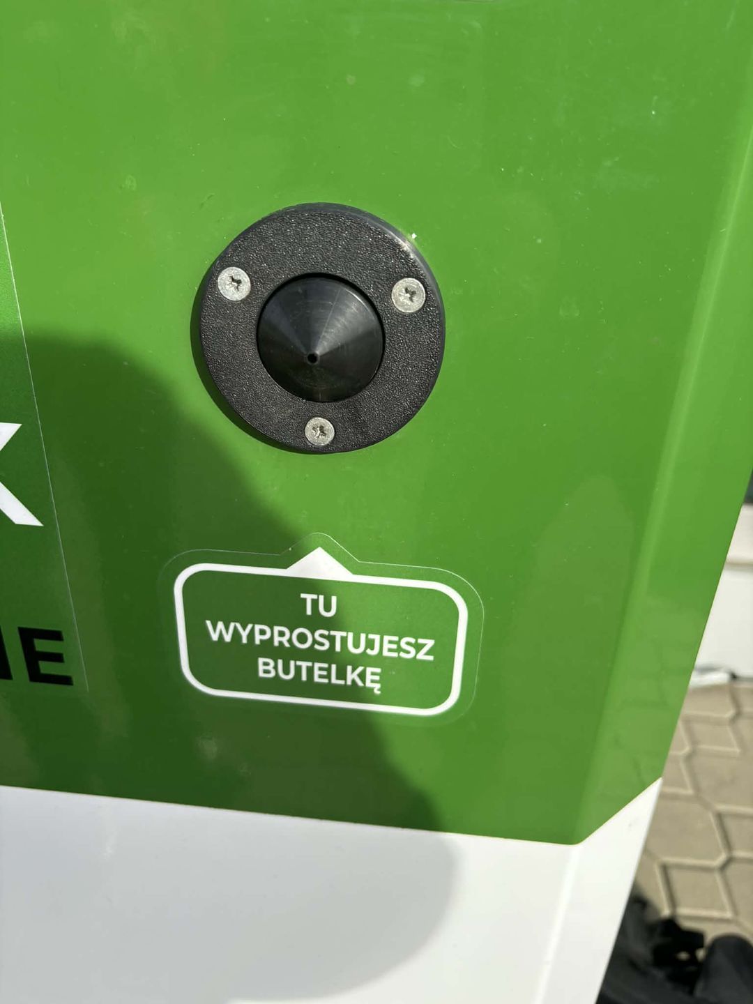 Do butelkomatu można przynosić zgniecione butelki.