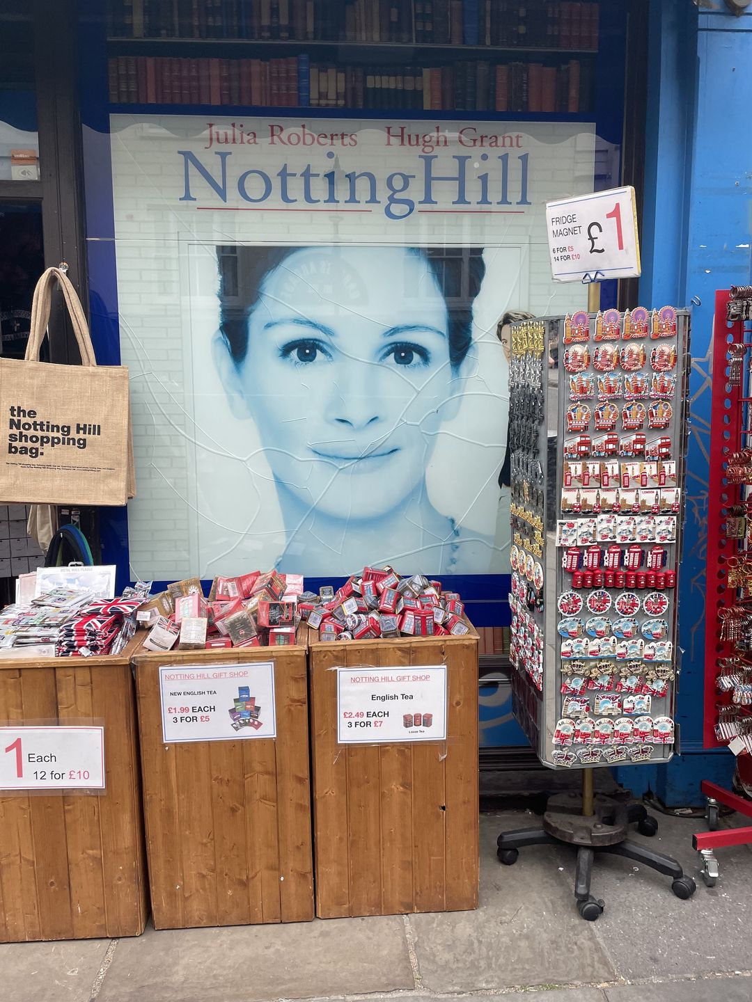 The Travel Bookshop nadal istnieje przy Portobello Road. Choć zachęca plakatem z "Notting Hill", nie przypomina księgarni z filmu. Dziś to sklep z pamiątkami