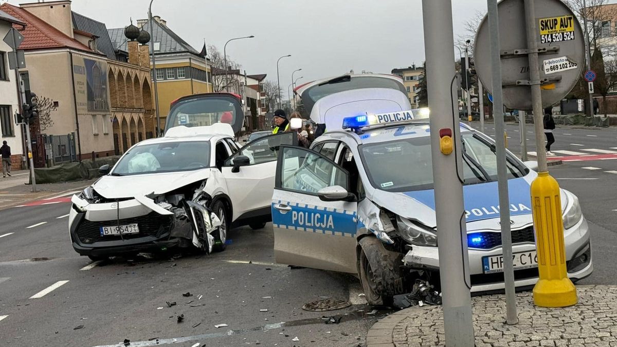 Poważna kolizja w Warszawie. Radiowóz bardzo uszkodzony