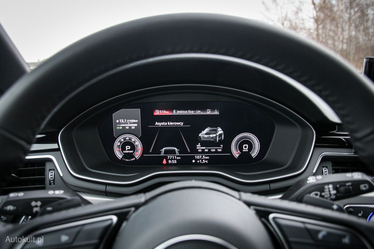 Wyświetlacz zamiast zegarów wygląda ładniej i ma więcej trybów widoku niż np. w BMW