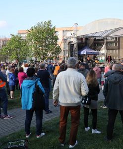 Koronawirus. Policja chce kar za koncert między blokami. Reakcja ministra